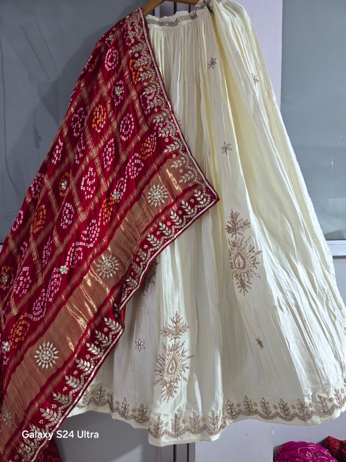 Pure gajji silk lehenga blouse dupptta 
Hand gotapatti work 
With can can 
Heavy unstitch blouse 
Bandhej Lagdi Ghatchola Bandhej Heavy Duppata