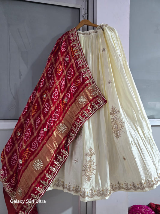 Pure gajji silk lehenga blouse dupptta 
Hand gotapatti work 
With can can 
Heavy unstitch blouse 
Bandhej Lagdi Ghatchola Bandhej Heavy Duppata